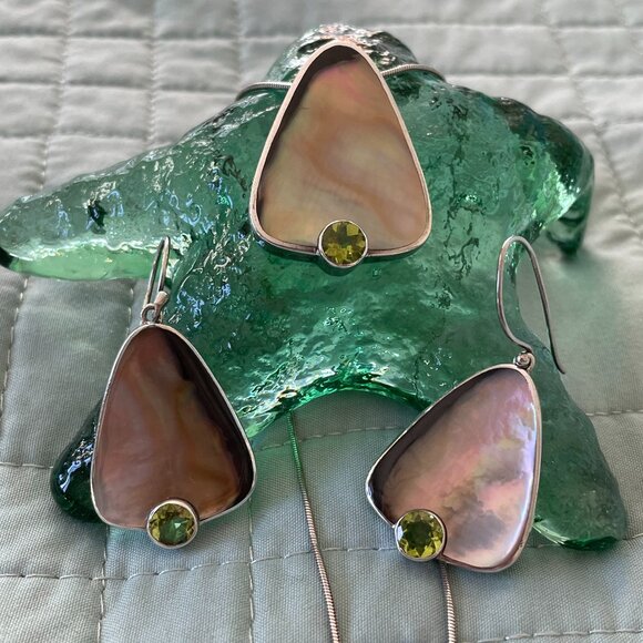 Black Lip Oyster & Peridot 925 Sterling Necklace & Pierced Earrings Marta Howell - Picture 1 of 5